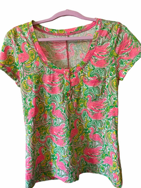 Lilly Pulitzer Flamingo Hot Wings Cotten Henley style/gold tone logo buttons. M